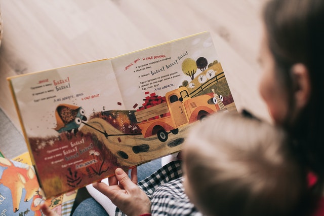 жена чете книжка на малко дете